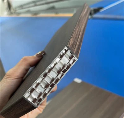 Twa -kouch aliminyòm Honeycomb Panel yo itilize pou mèb an.